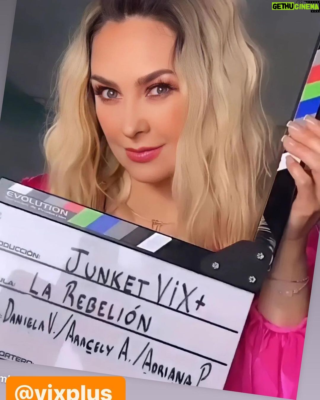 Aracely Arámbula Instagram - Hoy se estrena !!!! #LaRebelión quien quiere conocer esta historia ?…. Hoy por @vixplus ♥️😘😘😘😘🎬👠👗👠👗 💇♀️@jorgebeltranhair 💄@daniellezama