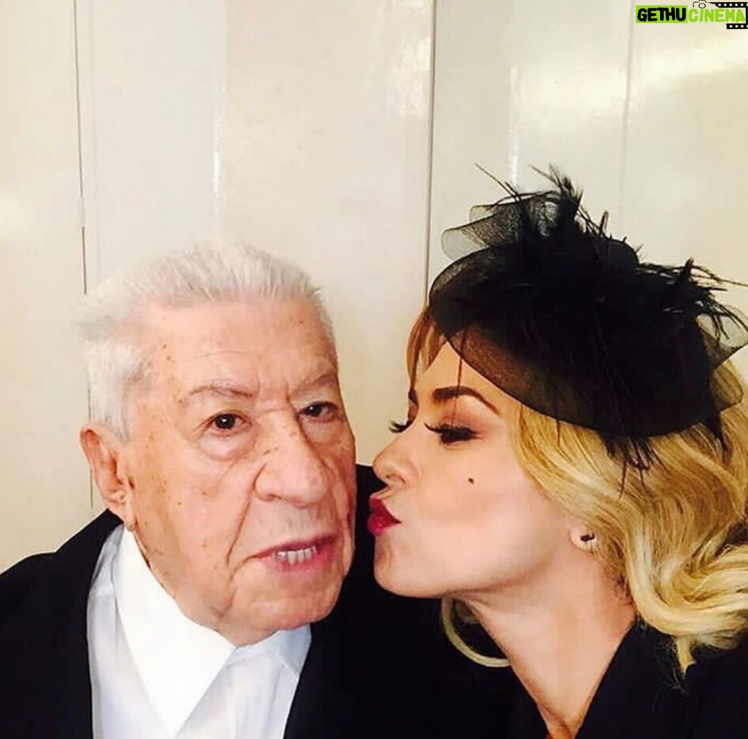 Aracely Arámbula - 47.6K Likes - FELIZ CUMPLEAÑOS 🎂🎁🎉🎈🎊 Mi adoradisimo MAESTRO Don Ignacio LopezTarso que DIOS lo siga llenando de AMOR ,de infinita SALUD y de la gran admiración del público que tanto lo quiere Felicidades lo Amamos mucho !!!!! HAPPY BIRTHDAY 🎂🎉🎈