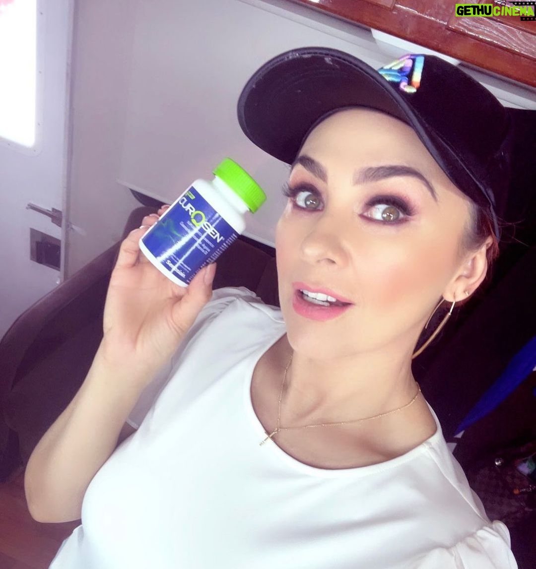 Aracely Arámbula Instagram - Feliz jueves mi #Arafamilia bella sigamos cuidándonos en estos tiempos de contagio A todos nos preocupa la salud por eso les voy a recomendar algo que me ha hecho sentir muy bien @CurQsen me ayuda a recuperarme en mi semana de grabación 👌🏻saben que me encanta cuidarme y siempre les voy a recomendar cosas buenas que uso y que realmente me gustan 👍🏻 ya lo saben a seguirnos cuidando con la Q del bienestar 👍🏻 #LosAmo ♥️