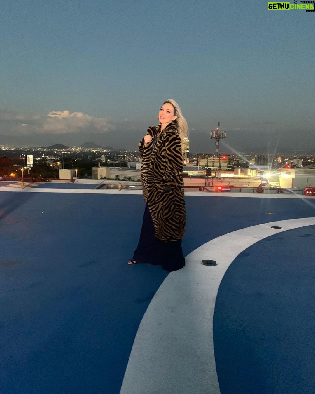 Aracely Arámbula Instagram - Detrás de cámaras en el promo tan bonito y especial que me hizo @televisa @univision para #LaMadrastra ya en recta final en MÉXICO GRAN FINAL ESTE VIERNES !!! 🎭 Y comenzando por USA en @univision 🎭 Gracias #Arafamilia bella por tanto #losamo ♥️♥️♥️ ♥️♥️♥️♥️ gracias equipo @drleoarambulaoficial @karlaa.anzaldo 💄 mi querido @delarosamakeup 💇♀️ cabello Adrián & Stylist @pierinachiquini @juan_montes ♥️👌🏻🎊🎭👏🏻👏🏻👏🏻 y mi joven y talentosa directora @damianaacuna 🎭♥️