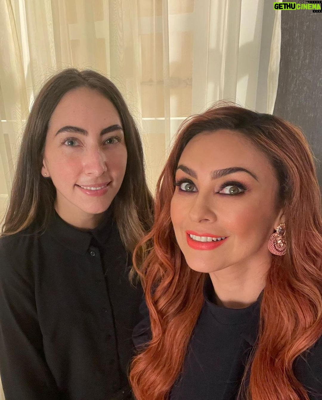 Aracely Arámbula Instagram - Detrás de cámaras en el promo tan bonito y especial que me hizo @televisa @univision para #LaMadrastra ya en recta final en MÉXICO GRAN FINAL ESTE VIERNES !!! 🎭 Y comenzando por USA en @univision 🎭 Gracias #Arafamilia bella por tanto #losamo ♥️♥️♥️ ♥️♥️♥️♥️ gracias equipo @drleoarambulaoficial @karlaa.anzaldo 💄 mi querido @delarosamakeup 💇♀️ cabello Adrián & Stylist @pierinachiquini @juan_montes ♥️👌🏻🎊🎭👏🏻👏🏻👏🏻 y mi joven y talentosa directora @damianaacuna 🎭♥️