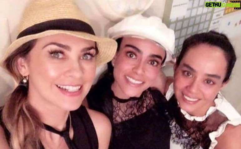 Aracely Arámbula Instagram - Happy birthday 🎂🎊… to you !!!! Happy birthday boniiiii … rra 🎤🎼🎬🎭🥇 happy birthday a mi Boni ……Feliz Cumpleaños @karlaa.anzaldo 🎂🎉🎁🎈🎊 y aquí con las dos cumpleañeras Boni miami que fue en enero pero que lindo poder celebrar su Vida !!! Habíamos estado celebrando mucho mi #arafamilia bella que ni tiempo de subirles fotos del 17 que ya saben es cumple de @veropeque y hoy de Karlita 🎂🎊🎁 comenzamos a festejar desde ayer en las grabaciones con @dani.vega.h 😘😘🎊 mi Boni Larga Vida con toda la Salud e infinitas bendiciones que seas muy feliz y que no paren las risas y carcajadas que siempre nos aventamos 🤭😂👏🏻👏🏻👏🏻👏🏻👏🏻 que seas tan FELIZ cómo estás ahorita y así sea por siempre TE QUIERO ❤️ LAS QUEREMOS bonirras cumpleañeras !!!! 🎂🎊👌🏻👏🏻👏🏻👏🏻👏🏻👏🏻👏🏻👏🏻 🎂🎊❤️❤️