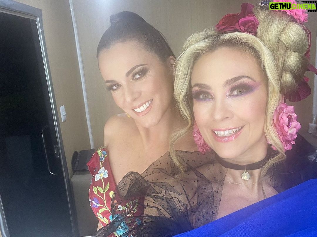 Aracely Arámbula Instagram - Celebrando tu Vida querida @edithmarquezlanda que no paren las risas amiga hermosa y aunque hoy sea un cumple diferente 🎂🎊sabes que el cariño y el amor siempre es el mismo y cada día crece mas, te quiero mucho y sabes cuánto te admiro 😘🎊 te deseo TODA LA SALUD !!! Me alegra mucho oírte hoy súper bien 👌🏻✨ abrazote TE QUEREMOS #HappyBirthday 🎂🎁🎉🎈🎊🥇❤️
