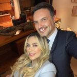 Aracely Arámbula Instagram - Trabajando con mucho AMOR para ustedes aquí les presento a mi marido en La Rebelión de las Esposas aquí Mauricio y Monica 👩‍❤️‍👨❤️ me encanta comenzar el año con este proyecto que me emociona muchísimo!!! 😃 Muy agradecida de volver al set después de un largo tiempo de pandemia en el que extrañe mucho actuar y hacer televisión para ustedes mi #Arafamilia bella #Feliz de coincidir de nuevo con mi Patrona bella @lavalentan poder abrazarnos de nuevo y filmar para ustedes una historia que deseo de todo corazón les guste tanto como las otras, estoy disfrutando mucho tener esta oportunidad de hacer lo que tanto me gusta ✨🙏🏻✨ y me alegra muchísimo coincidir porque si lo planeamos no se da y que Alegría poder trabajar de nuevo mi adorado @alexdelamadrid me rio tanto contigo gozo las carcajadas !!! 🎊😂 y que lindo después de tanto tiempo de un gran cariño y ahora reunidos aquí con nuestra milletita amada y nuestra Valen que bueno 👌🏻 🙏🏻👏🏻👏🏻👏🏻 amo este comienzo y deseo un 2022 lleno primero que nada de INFINITA SALUD y también deseo que esta serie les guste mucho porque la haremos con todo el corazón dejando parte de nuestra Alma como siempre para llegar hasta ustedes y hasta el corazón de su hogar muy #agradecida ✨🙏🏻❤️ y siempre mi cariño y AMOR para ustedes !!! ❤️😘😘😘 #Losamo