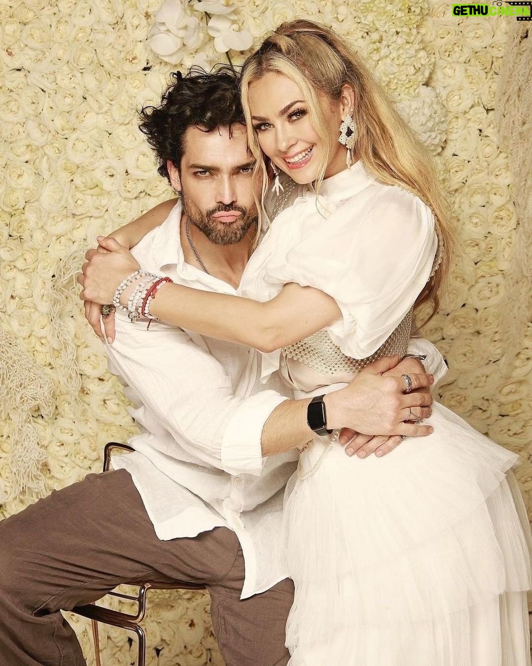 Aracely Arámbula - 45.1K Likes - FELIZ CUMPLEAÑOS 🎂🎁🎉🎊🎈📸👌🏻😘 querido @urielsantanafoto que tengas larga vida con toda la SALUD Y MILLONES DE BENDICIONES !!! Y que podamos seguir disfrutando de tantos momentos mágicos con tu cariño y risas cuando trabajamos shabesss lo que igo ?…. 😅😂😘👍🏻🎊 TE QUIERO MUCHO !!!! #happybirthday #Love que la sigas pasando #Super #Cool #loveyou ❤️😘🎊