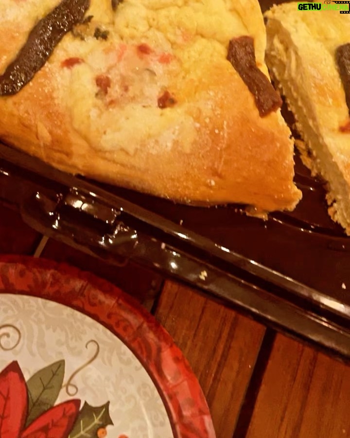 Aracely Arámbula Instagram - Feliz día de reyes mi #arafamilia bella Aqui disfrutando de una rosca súper rica que nos trajo Laurita hermosa la tia de cariño una rosca de tradición 👌🏻😍y ahora ya saben quien será la encargada de los tamales el día 2 🤷♀️😅👌🏻😘🎊🔜 #diadereyes 🤴🤴🤴👑♥️
