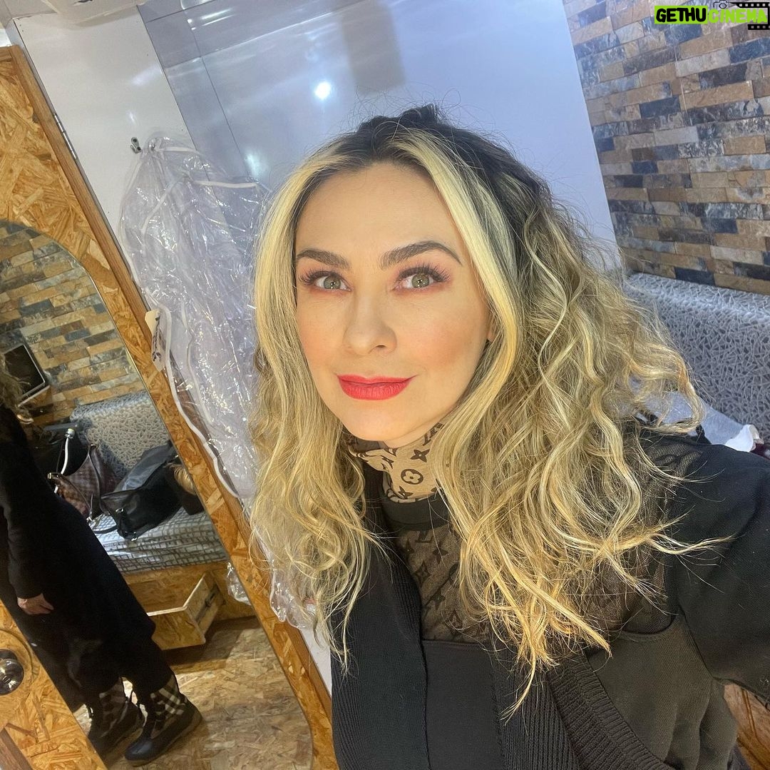 Aracely Arámbula - 57K Likes - Feliz Vierneeeeessssss !!!! Mi #Arafamilia hermosa GRACIAS POR TANTO AMOR !!!! Y todos sus mensajes !!!!! ♥️🙏🏻😘aquí filmando para ustedes #Larebelión @streampantaya pronto estaré de vuelta con ustedes ♥️😘🎊