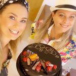 Aracely Arámbula Instagram – FELIZ CUMPLEAÑOS !!! 🎂🎶🎊♥️😘 querida Martha un gusto poder celebrar juntas una vez más tu Vida tantos momentos  hermosos y grandes recuerdos desde niñas !!! Te deseo lo mejor LARGA VIDA CON TODA LA SALUD Y MILLONES DE BENDICIONES!!! Abrazote y todo lo mejor para ti y tu bellísima familia los queremos !!!! Aquí varios de tantos recuerdos lindos y los que faltan !!!! Happy happy Birthday 🎂🎁🎉🎈🎊 TE QUIERO MUCHO !!! Aqyu también con nuestra Charly 😘😅🎊🎂 a seguir celebrar!!! @marthitahdz @carlaaraceli