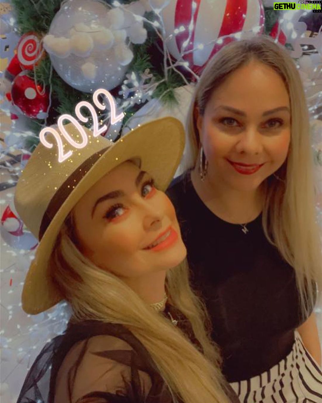 Aracely Arámbula Instagram - FELIZ CUMPLEAÑOS !!! 🎂🎶🎊♥️😘 querida Martha un gusto poder celebrar juntas una vez más tu Vida tantos momentos hermosos y grandes recuerdos desde niñas !!! Te deseo lo mejor LARGA VIDA CON TODA LA SALUD Y MILLONES DE BENDICIONES!!! Abrazote y todo lo mejor para ti y tu bellísima familia los queremos !!!! Aquí varios de tantos recuerdos lindos y los que faltan !!!! Happy happy Birthday 🎂🎁🎉🎈🎊 TE QUIERO MUCHO !!! Aqyu también con nuestra Charly 😘😅🎊🎂 a seguir celebrar!!! @marthitahdz @carlaaraceli