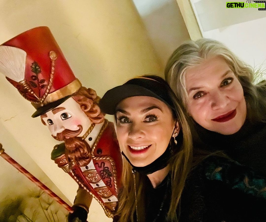 Aracely Arámbula Instagram - Mi mise bella de mi corazón @anaceliaurquidi Felicidades siempre celebró tu vida y me alegra tanto tenerte en la mía 🎂🎊🎁🙏🏻 TE QUIERO MUCHO !!!! Larga vida con toda la Salud !!!! Abrazote y que sigan las rosas de siempre y sigamos creando juntas y gozando como cada momento #Loveyou Happybirthday !!!! You and dolecita 🎂🎊🎁😘❤️❤️