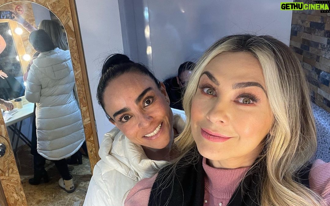 Aracely Arรกmbula Instagram - Happy birthday ๐๐โฆ to you !!!! Happy birthday boniiiii โฆ rra ๐ค๐ผ๐ฌ๐ญ๐ฅ happy birthday a mi Boni โฆโฆFeliz Cumpleaรฑos @karlaa.anzaldo ๐๐๐๐๐ y aquรญ con las dos cumpleaรฑeras Boni miami que fue en enero pero que lindo poder celebrar su Vida !!! Habรญamos estado celebrando mucho mi #arafamilia bella que ni tiempo de subirles fotos del 17 que ya saben es cumple de @veropeque y hoy de Karlita ๐๐๐ comenzamos a festejar desde ayer en las grabaciones con @dani.vega.h ๐๐๐ mi Boni Larga Vida con toda la Salud e infinitas bendiciones que seas muy feliz y que no paren las risas y carcajadas que siempre nos aventamos ๐คญ๐๐๐ป๐๐ป๐๐ป๐๐ป๐๐ป que seas tan FELIZ cรณmo estรกs ahorita y asรญ sea por siempre TE QUIERO โค๏ธ LAS QUEREMOS bonirras cumpleaรฑeras !!!! ๐๐๐๐ป๐๐ป๐๐ป๐๐ป๐๐ป๐๐ป๐๐ป๐๐ป ๐๐โค๏ธโค๏ธ
