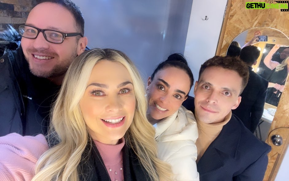 Aracely Arรกmbula Instagram - Happy birthday ๐๐โฆ to you !!!! Happy birthday boniiiii โฆ rra ๐ค๐ผ๐ฌ๐ญ๐ฅ happy birthday a mi Boni โฆโฆFeliz Cumpleaรฑos @karlaa.anzaldo ๐๐๐๐๐ y aquรญ con las dos cumpleaรฑeras Boni miami que fue en enero pero que lindo poder celebrar su Vida !!! Habรญamos estado celebrando mucho mi #arafamilia bella que ni tiempo de subirles fotos del 17 que ya saben es cumple de @veropeque y hoy de Karlita ๐๐๐ comenzamos a festejar desde ayer en las grabaciones con @dani.vega.h ๐๐๐ mi Boni Larga Vida con toda la Salud e infinitas bendiciones que seas muy feliz y que no paren las risas y carcajadas que siempre nos aventamos ๐คญ๐๐๐ป๐๐ป๐๐ป๐๐ป๐๐ป que seas tan FELIZ cรณmo estรกs ahorita y asรญ sea por siempre TE QUIERO โค๏ธ LAS QUEREMOS bonirras cumpleaรฑeras !!!! ๐๐๐๐ป๐๐ป๐๐ป๐๐ป๐๐ป๐๐ป๐๐ป๐๐ป ๐๐โค๏ธโค๏ธ