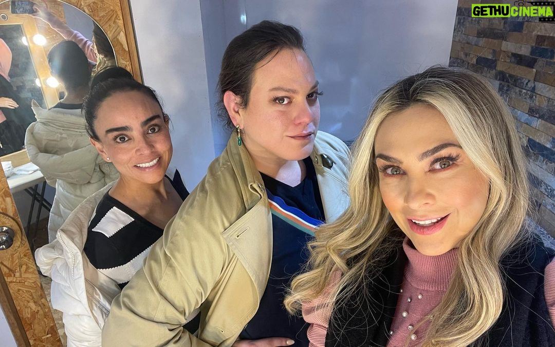 Aracely Arรกmbula Instagram - Happy birthday ๐๐โฆ to you !!!! Happy birthday boniiiii โฆ rra ๐ค๐ผ๐ฌ๐ญ๐ฅ happy birthday a mi Boni โฆโฆFeliz Cumpleaรฑos @karlaa.anzaldo ๐๐๐๐๐ y aquรญ con las dos cumpleaรฑeras Boni miami que fue en enero pero que lindo poder celebrar su Vida !!! Habรญamos estado celebrando mucho mi #arafamilia bella que ni tiempo de subirles fotos del 17 que ya saben es cumple de @veropeque y hoy de Karlita ๐๐๐ comenzamos a festejar desde ayer en las grabaciones con @dani.vega.h ๐๐๐ mi Boni Larga Vida con toda la Salud e infinitas bendiciones que seas muy feliz y que no paren las risas y carcajadas que siempre nos aventamos ๐คญ๐๐๐ป๐๐ป๐๐ป๐๐ป๐๐ป que seas tan FELIZ cรณmo estรกs ahorita y asรญ sea por siempre TE QUIERO โค๏ธ LAS QUEREMOS bonirras cumpleaรฑeras !!!! ๐๐๐๐ป๐๐ป๐๐ป๐๐ป๐๐ป๐๐ป๐๐ป๐๐ป ๐๐โค๏ธโค๏ธ