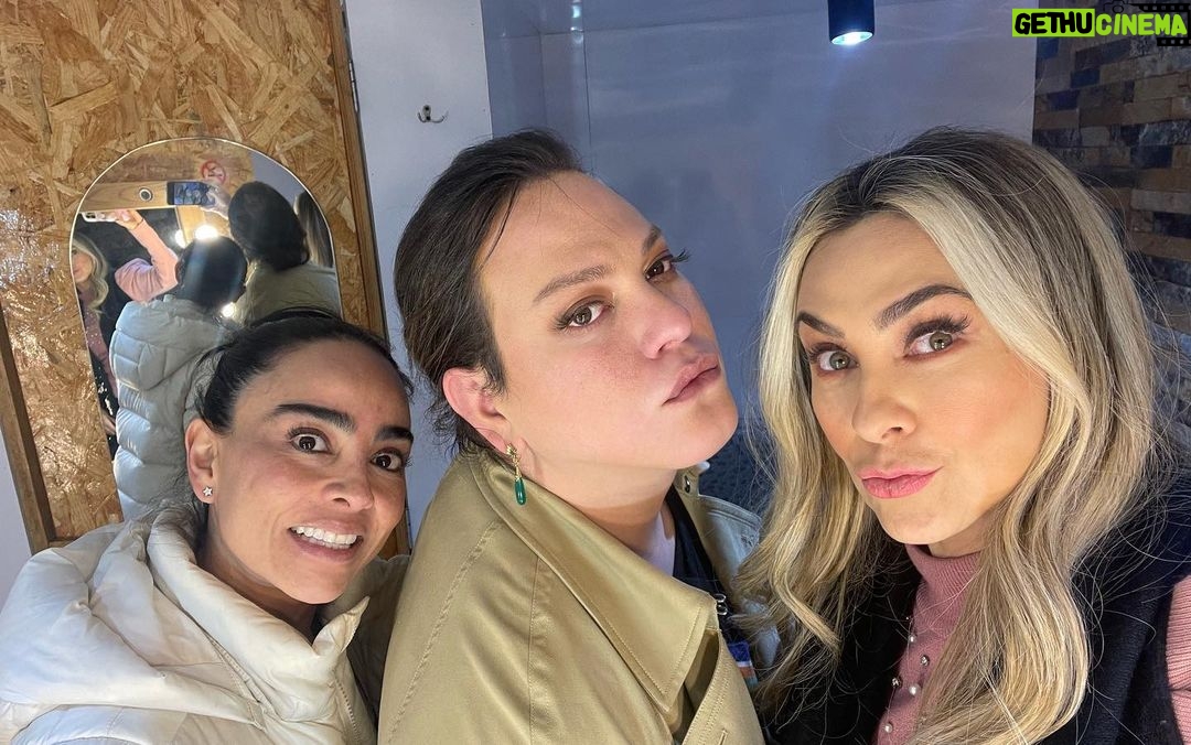 Aracely Arรกmbula Instagram - Happy birthday ๐๐โฆ to you !!!! Happy birthday boniiiii โฆ rra ๐ค๐ผ๐ฌ๐ญ๐ฅ happy birthday a mi Boni โฆโฆFeliz Cumpleaรฑos @karlaa.anzaldo ๐๐๐๐๐ y aquรญ con las dos cumpleaรฑeras Boni miami que fue en enero pero que lindo poder celebrar su Vida !!! Habรญamos estado celebrando mucho mi #arafamilia bella que ni tiempo de subirles fotos del 17 que ya saben es cumple de @veropeque y hoy de Karlita ๐๐๐ comenzamos a festejar desde ayer en las grabaciones con @dani.vega.h ๐๐๐ mi Boni Larga Vida con toda la Salud e infinitas bendiciones que seas muy feliz y que no paren las risas y carcajadas que siempre nos aventamos ๐คญ๐๐๐ป๐๐ป๐๐ป๐๐ป๐๐ป que seas tan FELIZ cรณmo estรกs ahorita y asรญ sea por siempre TE QUIERO โค๏ธ LAS QUEREMOS bonirras cumpleaรฑeras !!!! ๐๐๐๐ป๐๐ป๐๐ป๐๐ป๐๐ป๐๐ป๐๐ป๐๐ป ๐๐โค๏ธโค๏ธ