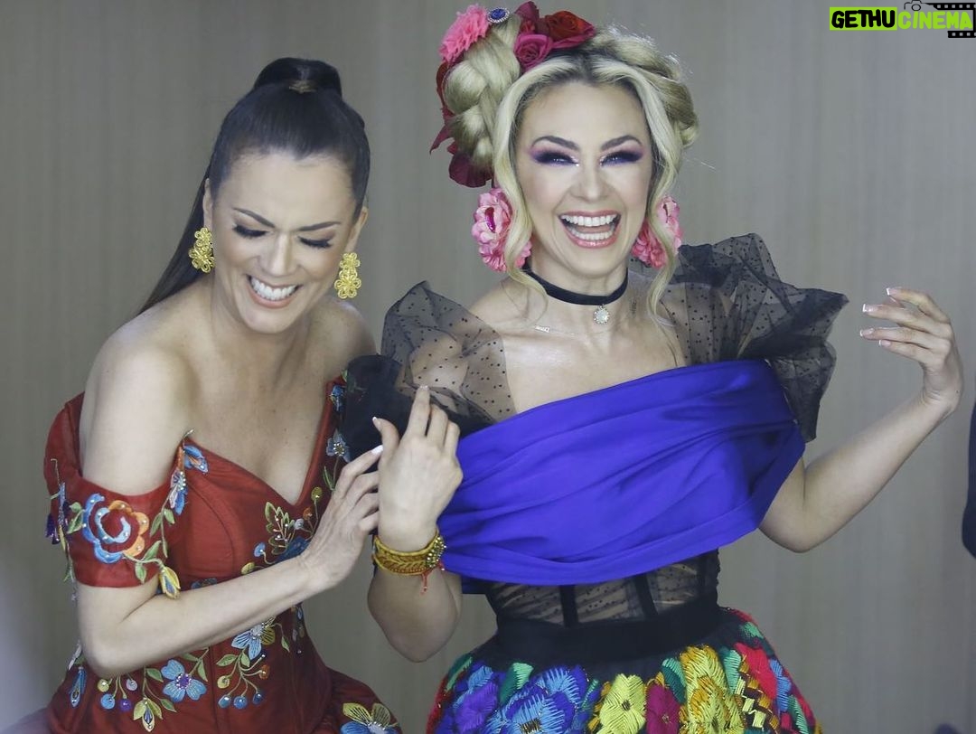 Aracely Arámbula Instagram - Celebrando tu Vida querida @edithmarquezlanda que no paren las risas amiga hermosa y aunque hoy sea un cumple diferente 🎂🎊sabes que el cariño y el amor siempre es el mismo y cada día crece mas, te quiero mucho y sabes cuánto te admiro 😘🎊 te deseo TODA LA SALUD !!! Me alegra mucho oírte hoy súper bien 👌🏻✨ abrazote TE QUEREMOS #HappyBirthday 🎂🎁🎉🎈🎊🥇❤️