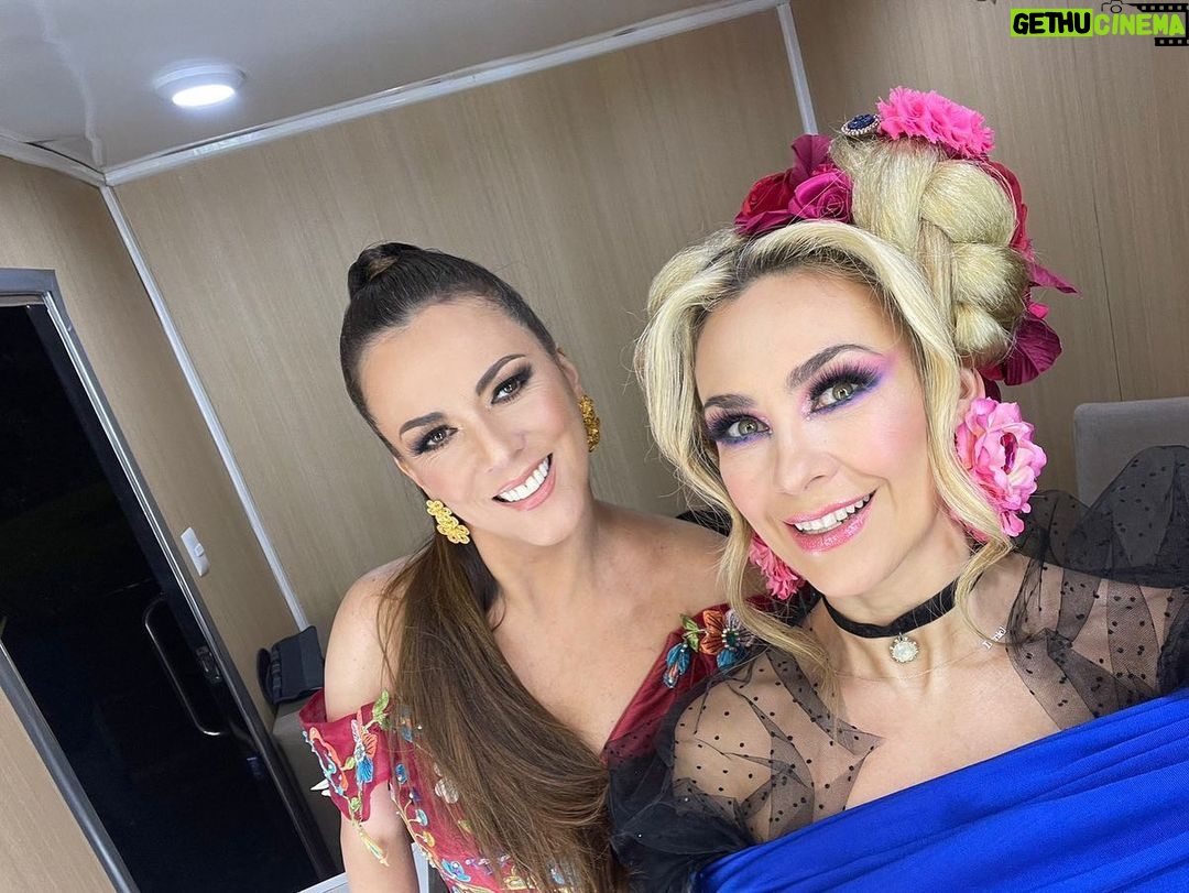 Aracely Arámbula Instagram - Celebrando tu Vida querida @edithmarquezlanda que no paren las risas amiga hermosa y aunque hoy sea un cumple diferente 🎂🎊sabes que el cariño y el amor siempre es el mismo y cada día crece mas, te quiero mucho y sabes cuánto te admiro 😘🎊 te deseo TODA LA SALUD !!! Me alegra mucho oírte hoy súper bien 👌🏻✨ abrazote TE QUEREMOS #HappyBirthday 🎂🎁🎉🎈🎊🥇❤️