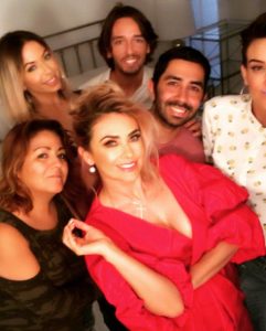 Aracely Arámbula Instagram - Recuerdos tan lindos con mi querido Jesús Cordero grandes momentos compartidos 👌🏻😘 abrazos y gracias por tu Talento y tu buena onda de siempre contagiando la mejor energía !!! Abrazos hasta miami a ti y a mi equipo lindo de esa sesión @veropeque @makeupbyade @genaromaldo Jeny Art & @ashlyshands 😘😘😘😘😘 .#Loveit 🎭♥️😘