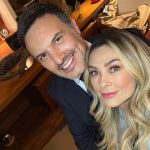 Aracely Arámbula Instagram - Trabajando con mucho AMOR para ustedes aquí les presento a mi marido en La Rebelión de las Esposas aquí Mauricio y Monica 👩‍❤️‍👨❤️ me encanta comenzar el año con este proyecto que me emociona muchísimo!!! 😃 Muy agradecida de volver al set después de un largo tiempo de pandemia en el que extrañe mucho actuar y hacer televisión para ustedes mi #Arafamilia bella #Feliz de coincidir de nuevo con mi Patrona bella @lavalentan poder abrazarnos de nuevo y filmar para ustedes una historia que deseo de todo corazón les guste tanto como las otras, estoy disfrutando mucho tener esta oportunidad de hacer lo que tanto me gusta ✨🙏🏻✨ y me alegra muchísimo coincidir porque si lo planeamos no se da y que Alegría poder trabajar de nuevo mi adorado @alexdelamadrid me rio tanto contigo gozo las carcajadas !!! 🎊😂 y que lindo después de tanto tiempo de un gran cariño y ahora reunidos aquí con nuestra milletita amada y nuestra Valen que bueno 👌🏻 🙏🏻👏🏻👏🏻👏🏻 amo este comienzo y deseo un 2022 lleno primero que nada de INFINITA SALUD y también deseo que esta serie les guste mucho porque la haremos con todo el corazón dejando parte de nuestra Alma como siempre para llegar hasta ustedes y hasta el corazón de su hogar muy #agradecida ✨🙏🏻❤️ y siempre mi cariño y AMOR para ustedes !!! ❤️😘😘😘 #Losamo