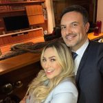 Aracely Arámbula Instagram - Trabajando con mucho AMOR para ustedes aquí les presento a mi marido en La Rebelión de las Esposas aquí Mauricio y Monica 👩‍❤️‍👨❤️ me encanta comenzar el año con este proyecto que me emociona muchísimo!!! 😃 Muy agradecida de volver al set después de un largo tiempo de pandemia en el que extrañe mucho actuar y hacer televisión para ustedes mi #Arafamilia bella #Feliz de coincidir de nuevo con mi Patrona bella @lavalentan poder abrazarnos de nuevo y filmar para ustedes una historia que deseo de todo corazón les guste tanto como las otras, estoy disfrutando mucho tener esta oportunidad de hacer lo que tanto me gusta ✨🙏🏻✨ y me alegra muchísimo coincidir porque si lo planeamos no se da y que Alegría poder trabajar de nuevo mi adorado @alexdelamadrid me rio tanto contigo gozo las carcajadas !!! 🎊😂 y que lindo después de tanto tiempo de un gran cariño y ahora reunidos aquí con nuestra milletita amada y nuestra Valen que bueno 👌🏻 🙏🏻👏🏻👏🏻👏🏻 amo este comienzo y deseo un 2022 lleno primero que nada de INFINITA SALUD y también deseo que esta serie les guste mucho porque la haremos con todo el corazón dejando parte de nuestra Alma como siempre para llegar hasta ustedes y hasta el corazón de su hogar muy #agradecida ✨🙏🏻❤️ y siempre mi cariño y AMOR para ustedes !!! ❤️😘😘😘 #Losamo