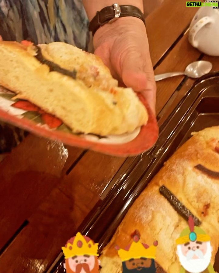 Aracely Arámbula Instagram - Feliz día de reyes mi #arafamilia bella Aqui disfrutando de una rosca súper rica que nos trajo Laurita hermosa la tia de cariño una rosca de tradición 👌🏻😍y ahora ya saben quien será la encargada de los tamales el día 2 🤷♀️😅👌🏻😘🎊🔜 #diadereyes 🤴🤴🤴👑♥️