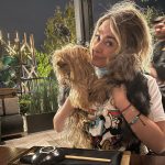 Aracely Arámbula Instagram - Con una hermosa compañía 😻😻🫶Feliz en mi tierra con mi gente amada mis chicos mi charly liz gran noche nada como estar en familia #Amo !!!!! ♥️ #Brunothefirts & #Paparro😻 igual de despeinados 😅😂😂😂🐶🐶🙋‍♀️🎊