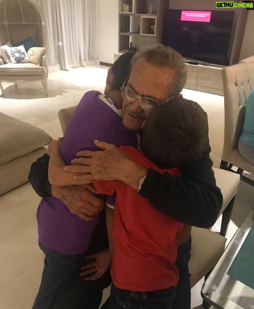 Aracely Arámbula Instagram - Hoy y cada día en cada minuto estas mas que presente agradeciendo diario por tanto amándote con todo el corazón ♥️ por ser increíblemente maravilloso y amoroso Padre para nosotros y para mis hijos que tanto te extrañan y te AMAN ✨🙏✨ vives aquí con todo el AMOR que nos dejaste mas allá de la Vida con INFINITA LUZ ✨🙏✨✨✨✨✨✨✨