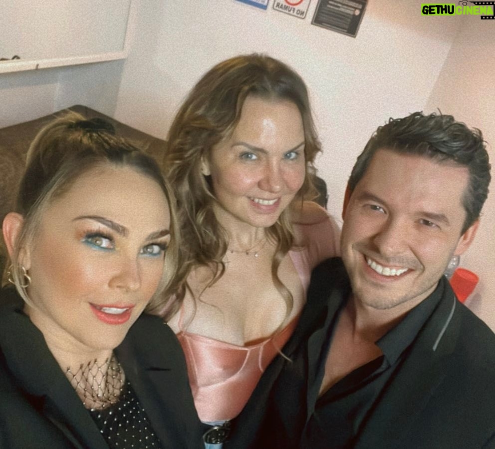 Aracely Arámbula Instagram - Que gran noche ! La pasamos increíble celebrando a las mamacitas ayer y hoy con mi Sis @michellevieth y mi adorado @jorgelozanoh maravilloso 🏅👏👏👏 tienen que disfrutarlo tanto como nosotras ✨😹👌👏🎊Estado civil INGOBERNABLE !!!!!