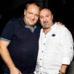 Aram Ananyan Instagram - Если ударили по правой щеке, подставь левую, уйди под локоть бьющего и нанеси мощный удар снизу в челюсть))) 🥊 А вообще мы занимаемся менеджментом артистов, продвижением музыки, концертами, большими турами и просто творчески-ранимые люди 😎 Классная фотка получилась, Вовк 👌🏼