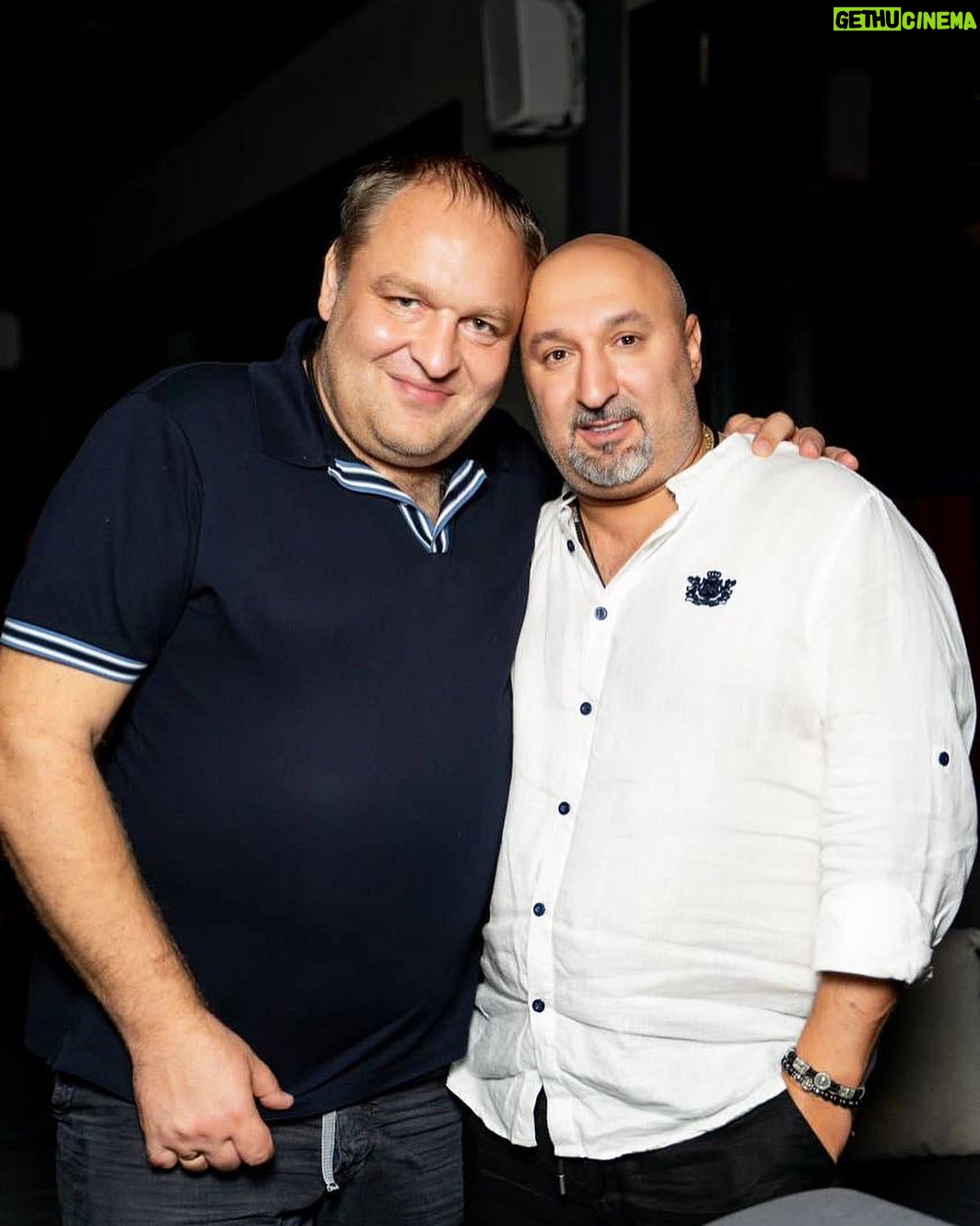 Aram Ananyan Instagram - Если ударили по правой щеке, подставь левую, уйди под локоть бьющего и нанеси мощный удар снизу в челюсть))) 🥊 А вообще мы занимаемся менеджментом артистов, продвижением музыки, концертами, большими турами и просто творчески-ранимые люди 😎 Классная фотка получилась, Вовк 👌🏼