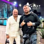 Aram Ananyan Instagram - В мае месяце, этого года, я дал согласие на участие в одном уникальном проекте — Meet For Charity, девиз которого «Каждая встреча имеет значение». Встреча со мной, была представлена, как лот на аукционе (площадка сайта Meet For Charity), @meetforcharity где каждый желающий мог делать свою ставку. В финале (аукцион длился 7 дней), победил @konstantinzimen А все вырученные денежные средства были направлены в БФ «Чистые Души» @fond_chistie_dushi_ на помощь старшему поколению и детям с тяжелыми заболеваниями. И вот сегодня мы встретились с Константином лично. Это было приятное знакомство и интересная беседа 🤝 Спасибо @meetforcharity за этот эксперимент. Я рад был разделить с Вами одни ценности в благородном деле 💛 Делайте больше добрых дел 🙏🏽 и Вам это добро вернется в десятикратном размере 🫶🏼 Archer Music