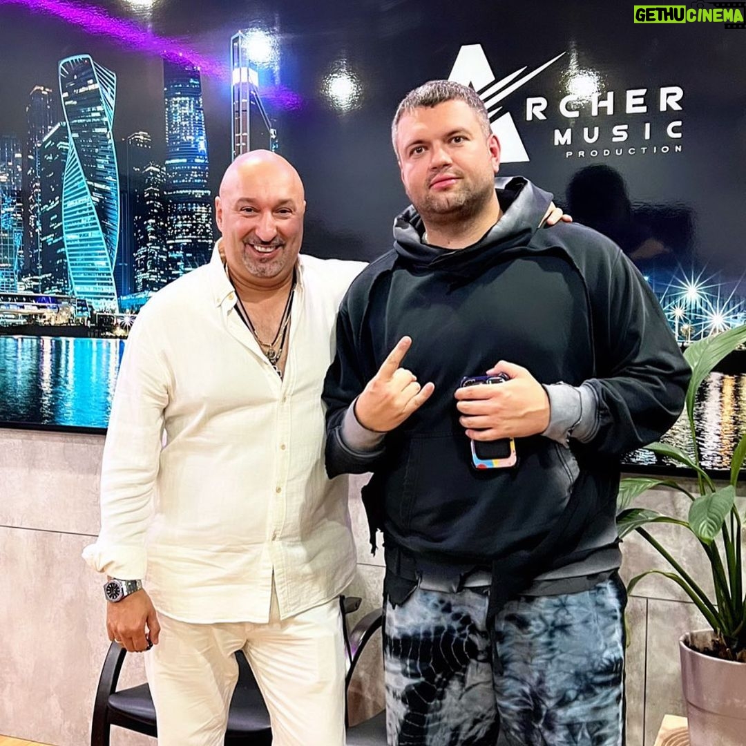 Aram Ananyan Instagram - В мае месяце, этого года, я дал согласие на участие в одном уникальном проекте — Meet For Charity, девиз которого «Каждая встреча имеет значение». Встреча со мной, была представлена, как лот на аукционе (площадка сайта Meet For Charity), @meetforcharity где каждый желающий мог делать свою ставку. В финале (аукцион длился 7 дней), победил @konstantinzimen А все вырученные денежные средства были направлены в БФ «Чистые Души» @fond_chistie_dushi_ на помощь старшему поколению и детям с тяжелыми заболеваниями. И вот сегодня мы встретились с Константином лично. Это было приятное знакомство и интересная беседа 🤝 Спасибо @meetforcharity за этот эксперимент. Я рад был разделить с Вами одни ценности в благородном деле 💛 Делайте больше добрых дел 🙏🏽 и Вам это добро вернется в десятикратном размере 🫶🏼 Archer Music