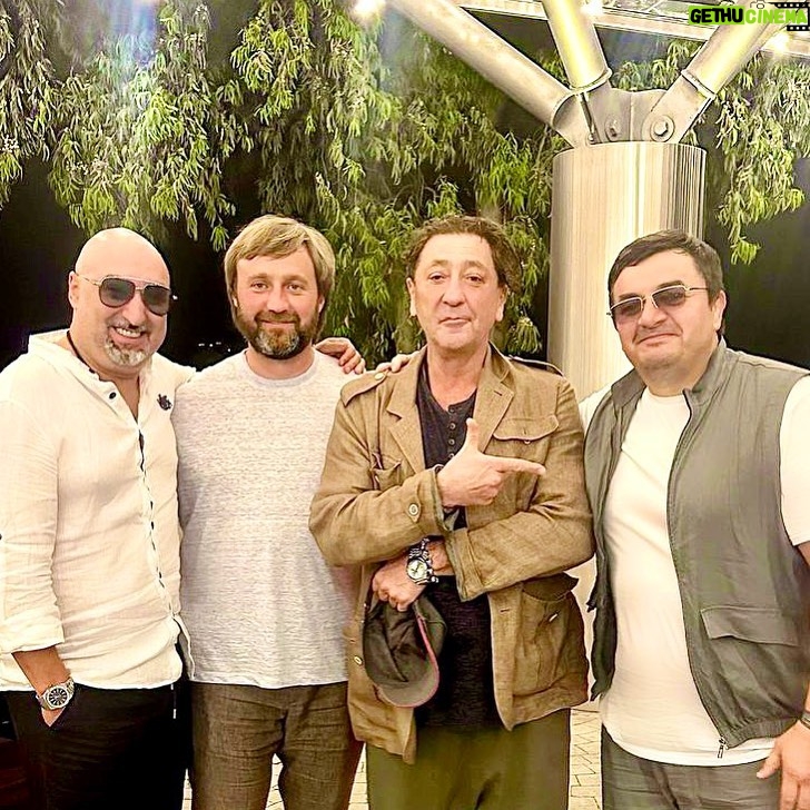 Aram Ananyan Instagram - Немного мудростей от @gvleps вам в ленту: • Если пропали, украли или утеряны деньги, мудрые евреи всегда говорили: «Спасибо, Господи, что взял деньгами» • Ничего страшного, если над тобой смеются. Гораздо хуже, когда над тобой плачут. • Если проблему можно решить деньгами, это не проблема - это расходы. • Бог дал человеку два уха и один рот, чтобы он больше слушал и меньше говорил.
