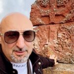 Aram Ananyan Instagram - В 1026 году, по повелению прославленного военачальника Ваграма Пахлавуни, в крепости Амберд, на высоте 2300 метров, сооружается одна из лучших по своему благородному изяществу церквей Армении. Именем полководца народ прозвал ее Ваграмашен. Зодчий воздвиг церковь на суровом утёсе, также сурова и её архитектура, которую оживляет лишь обрамление южной двери, выполненное в крупных формах. Это одна из первых церквей с двухэтажными молельнями по четырем углам. Для облегчения купола, в его разные части были вставлены глиняные кувшины, что придало также особый акустический эффект.