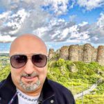 Aram Ananyan Instagram - На неприступном мысе горы Арагац, на высоте 2300 м., своим величием, выделяется крепость Амберд. Амбе́рд (арм. Ամբերդ) — исторический комплекс на склоне горы Арагац в Армении из замка VII века и церкви XI века. Эта крепость является памятником средневековой армянской архитектуры. На самом деле, красота и величие нереальное. Место напитано огромной силой и в тоже время таким спокойствием. Архитектура крепости была проста, сурова и подчинена основному требованию — надёжно защитить от нападений римлян, парфян, византийцев, персов, татаро-монголов, турков... Амберд - это немой свидетель многовековой сложной истории Армении. Всем советую, кто будет в Армении 🇦🇲 посетить Амберд. Amberd, Aragatsotn, Armenia