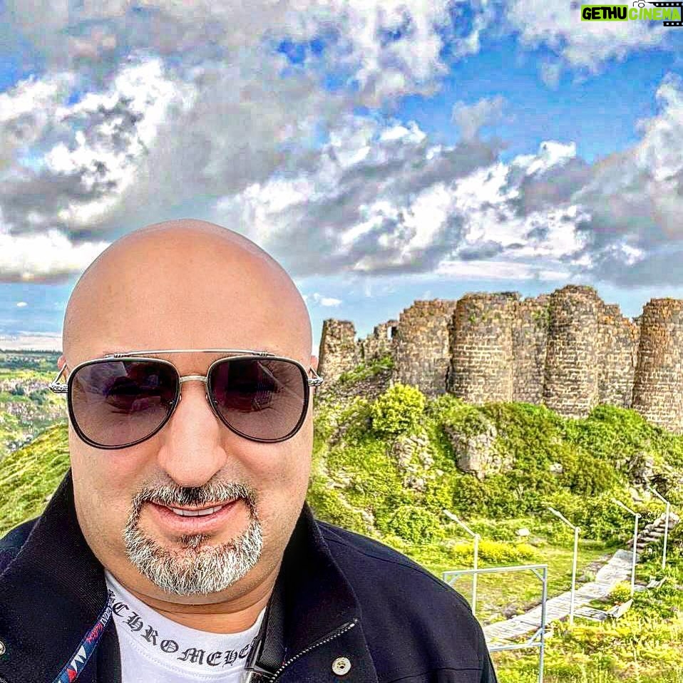 Aram Ananyan Instagram - На неприступном мысе горы Арагац, на высоте 2300 м., своим величием, выделяется крепость Амберд. Амбе́рд (арм. Ամբերդ) — исторический комплекс на склоне горы Арагац в Армении из замка VII века и церкви XI века. Эта крепость является памятником средневековой армянской архитектуры. На самом деле, красота и величие нереальное. Место напитано огромной силой и в тоже время таким спокойствием. Архитектура крепости была проста, сурова и подчинена основному требованию — надёжно защитить от нападений римлян, парфян, византийцев, персов, татаро-монголов, турков... Амберд - это немой свидетель многовековой сложной истории Армении. Всем советую, кто будет в Армении 🇦🇲 посетить Амберд. Amberd, Aragatsotn, Armenia