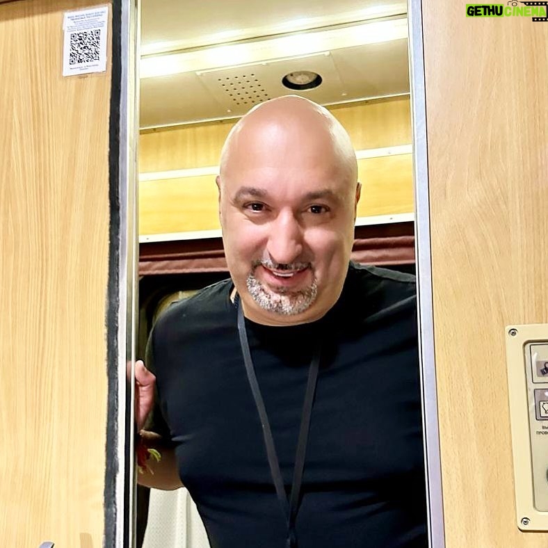 Aram Ananyan Instagram - На тяжелом люксе 🚆 Мне нравится принцип поезда. Он не ждет того, кто не ждет его. А вообще, когда сидишь в вагоне своего поезда и смотришь на соседний поезд, то сначала непонятно, твой тронулся или соседний. Вот с кукухой то же самое))))) Фраза у нас еще «Времени вагон» , всегда плавно переходит в фразу «Ваш поезд ушёл».🙄 помните это. —————— Ну и немного юмора 😁 на тему поездов: - Пассажиры поезда Москва - Владивосток реально видят, как стареет проводница))) - Ансамбль народных инструментов отстал от поезда. Ну и хор с ним))) - Проводница поезда, закрывая туалет, чувствует себя властелином мира))) 😂 - Оптимисты - это те, кто, опоздав на поезд, не расстраиваются - просто считают, что они пришли заранее на следующий. - Антон понял, что проводница на него в обиде, когда она во время стоянок стала закрывать не туалет, а его купе. - В купе было жарко, и мужчины сняли обручальные кольца. - Девушка рядом со мной в поезде не прекращала болтать всю дорогу! Я уже начинаю жалеть, что женился на ней...