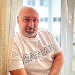 Aram Ananyan Instagram - Каждый человек – автор своей жизни. Что посеешь – то и пожнёшь. Для меня очевидна одна вещь: ответственность за всё, что с тобой происходит, лежит только на тебе – независимо от того, согласен ты с происходящим или нет 🫵🏻 «Твоя жизнь, твои правила…»