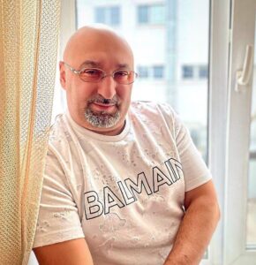 Aram Ananyan Instagram - Каждый человек – автор своей жизни. Что посеешь – то и пожнёшь. Для меня очевидна одна вещь: ответственность за всё, что с тобой происходит, лежит только на тебе – независимо от того, согласен ты с происходящим или нет 🫵🏻 «Твоя жизнь, твои правила…»