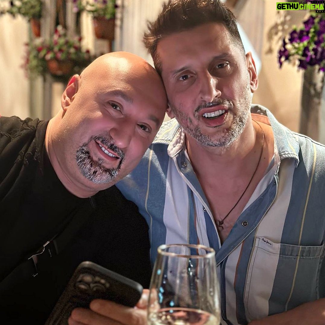 Aram Ananyan Instagram - Есть люди, с которыми мы можем долго не общаться и не часто видеться… Но они всё равно всегда остяются для нас близкими. И я очень рад, что ты у меня такой человек @rustagiev 🙌🏼 Потому, что со временем понимаешь, что друг – это отражение нас самих, ведь у нас схожие интересы, идентичные мысли и похожие взгляды на жизнь. А главное, всегда нужно помнить, что потерять друга легко, а вот найти безумно трудно. И чем старше мы становимся, тем труднее. Доверие, терпение и взаимность – вот на чем основываются вообще по-настоящему дружеские отношения. В дружбе надо учиться быть человеком. И хотя никто не застрахован от ошибок, главное - уметь их замечать в себе. Всем хочется видеть своим другом верного и искреннего, духовно богатого и всесторонне развитого человека. А для этого надо и самому быть таким. Я рад тебе всегда, родной. Рад, что мы с тобой, пронесли сквозь года наше общение, рад тому, что у нас есть добрые воспоминания и что ты такой открытый, человечный и не меняющийся друг. Оставайся всегда таким же добрым, искренним, сумасшедше творческим, заботливым для своей семьи и таким же веселым, впрочем как и всегда. Новый сингл #тымоёрадио лично мне очень зашёл и я надеюсь, что он отзовется в миллионах сердец. Слушайте, скачивайте, делитесь и отмечайте @rustagiev Foto by @buzova86 📸