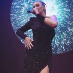 Aram Ananyan Instagram - Новый сингл #верни доступен на всех цифровых платформах. Скачивайте, слушайте, лайкайте, делитесь с друзьями и отмечайте конечно нас. 21.04.23 в Новороссийске в @visitfamilia мы Запремьерили песню и люди уже в первые сутки подпевали её во всю. Это круто. Спасибо 🙏🏽 Ждем очень выход клипа и потихоньку поднимаемся в чартах. Конечно не без вашей поддержки. @buzova86 ракета 🚀 топи дальше и выше!!!