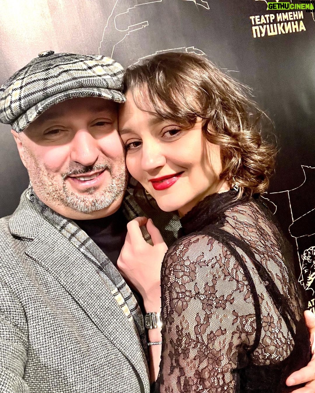 Aram Ananyan Instagram - Настоящая любовь – это непросто. К ней идут очень длительное время. Любви обучаются через всевозможные жизненные ситуации в долгосрочных и близких отношениях. Для настоящей и взрослой любви мы созреваем, отказываясь от эгоизма и предрассудков. Появляются глубокая привязанность и взаимное удовлетворение. Отношения развиваются больше в сторону роста и совершенствования «мы», чем «я». Бывают конечно и трудности. Они случаются у многих людей, скорее всего, даже у всех, но их надо преодолевать вместе. Мораль… я хочу пожелать всем семейным парам и тем, кто только решается на этот шаг, пусть ваши семьи будут как пары лебедей, о которых до сих пор рассказывают прекрасные легенды и конечно же будьте счастливы и любимы ❤️ Театр Имени Пушкина
