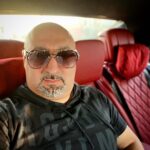 Aram Ananyan Instagram - Если мужчины будут относиться к женщинам каждый день, как 8 марта, то у них каждую ночь будет 23 февраля!!! 👌🏼 А вообще, если цифру восемь повернуть горизонтально, то она превращается в знакомый нам знак… ♾️ Знак бесконечного счастья. С праздником милые наши девочки 💐😘 Dubai UAE