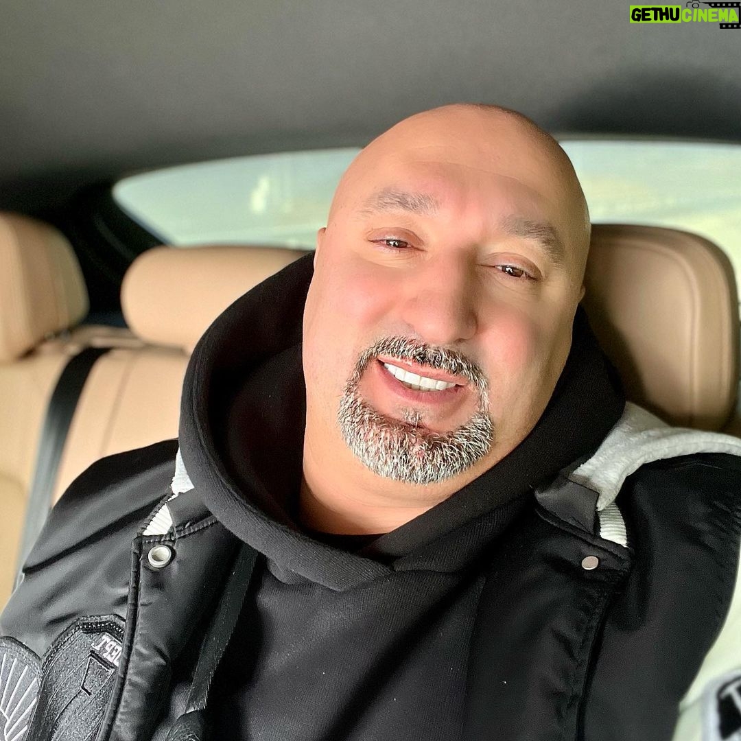 Aram Ananyan Instagram - Прощёное воскресенье — особенный день для того, чтобы каждый из нас мог стать лучше и ближе к Богу... Прощёное воскресенье открывает нам возможность попросить прощения у Господа , у наших близких и родных, и самим всех простить, чтобы оставить в памяти только добрые и светлые моменты и начать Великий пост с чистым сердцем, чтобы на душе было хорошо и спокойно🕊 Молитва Богородицы и всех святых, Господи, благослови и помилуй нас!!!