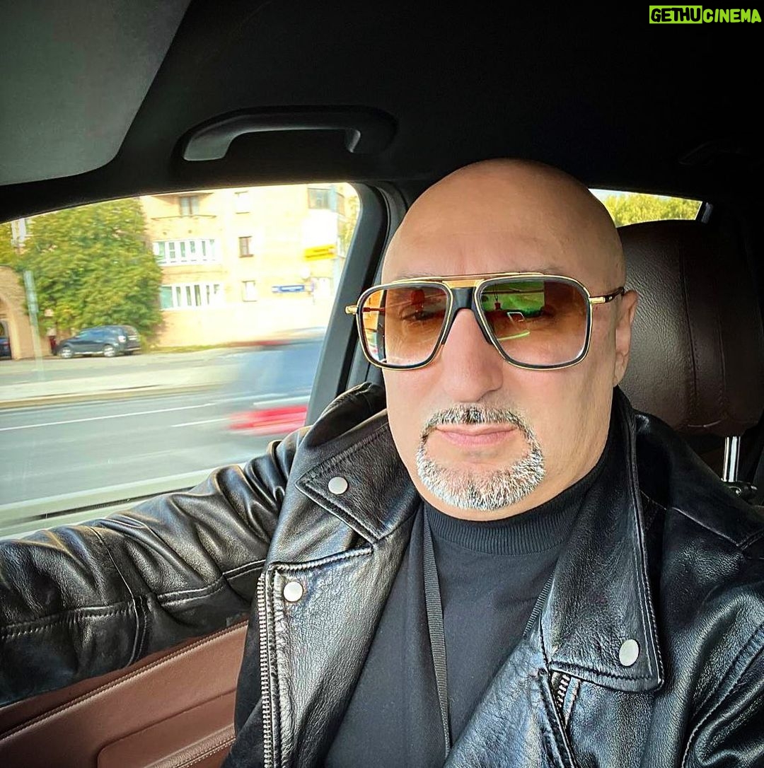 Aram Ananyan Instagram - Умные мысли приходят лишь тогда, когда глупости уже сделаны. Нельзя вернуться в прошлое и изменить свой старт, но можно правильно стартовать сейчас и изменить свой финиш. Лично мне вообще понятно то, что перемены, которые “как будто“ наступают с ходом времени, по сути никакие не перемены: меняется только мой взгляд на ценности и на определенные вещи. Все будет!!! Только когда ты решишься на это.