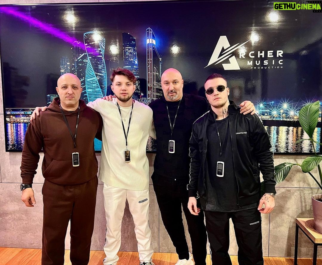 Aram Ananyan Instagram - «Чтобы наслаждаться бесконечным здоровьем, надо работать над собой». Вчера мальчишки @alex_rus_official приехали на полный check-up в @deta_wellness , чтобы узнать всё о состоянии своего здоровья и улучшить его. Ведь как говорится: следить за здоровьем надо с молоду!!!☝🏼 Теперь, @natiggen будет курировать вас ✊🏽 по полной) Береги себя и будьте все здоровы 💪🏼 Archer Music