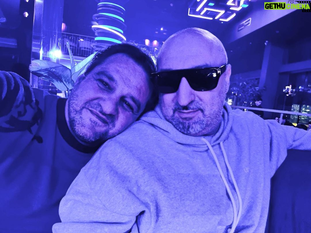 Aram Ananyan Instagram - Не могу не выложить эту фотку) Космический Арам и уставший от всех, мой брат Гайк))))😎 это мы в армянской галактике 🤪 Вот таким я запомнил 3.01 С Новым 2023 годом 🎅🏽 Годом черного кролика 🐇 Yerevan, Armenia