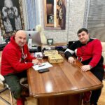 Aram Ananyan Instagram - Решили написать письмо деду морозу 🎅🏽 Одно желание… на двоих 😎 А вообще дед Мороз — это роль, в которую, приходится вживаться нам, порой даже не очень артистичным папам, ведь так хочется увидеть на лицах своих детей неподдельный восторг. В жизни мужчины бывает три периода — когда он верит в Деда Мороза, когда он не верит вообще, и когда он сам Дед Мороз))) 🎅🏽 До Нового года осталось 20 дней. А до моего дня рождения 2 дня 😂 Дарите своим детям волшебство, любовь и беззаботное детство ♥️ Archer Music