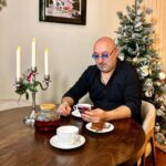 Aram Ananyan Instagram - Наступает Рождество🎄 Самый добрый и светлый праздник🌟 Весь мир в ожидании чуда... 🫶🏼 Пусть благодатный свет Рождественской звезды освятит вашу жизнь!!! Загадайте желание в канун Рождества, запишите его в своём сердце! Верьте и надейтесь, и доброе желание обязательно сбудется ♥️ Я поздравляю вас с Рождеством Христовым!!!