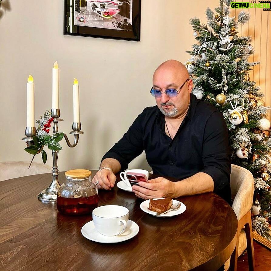 Aram Ananyan Instagram - Наступает Рождество🎄 Самый добрый и светлый праздник🌟 Весь мир в ожидании чуда... 🫶🏼 Пусть благодатный свет Рождественской звезды освятит вашу жизнь!!! Загадайте желание в канун Рождества, запишите его в своём сердце! Верьте и надейтесь, и доброе желание обязательно сбудется ♥️ Я поздравляю вас с Рождеством Христовым!!!