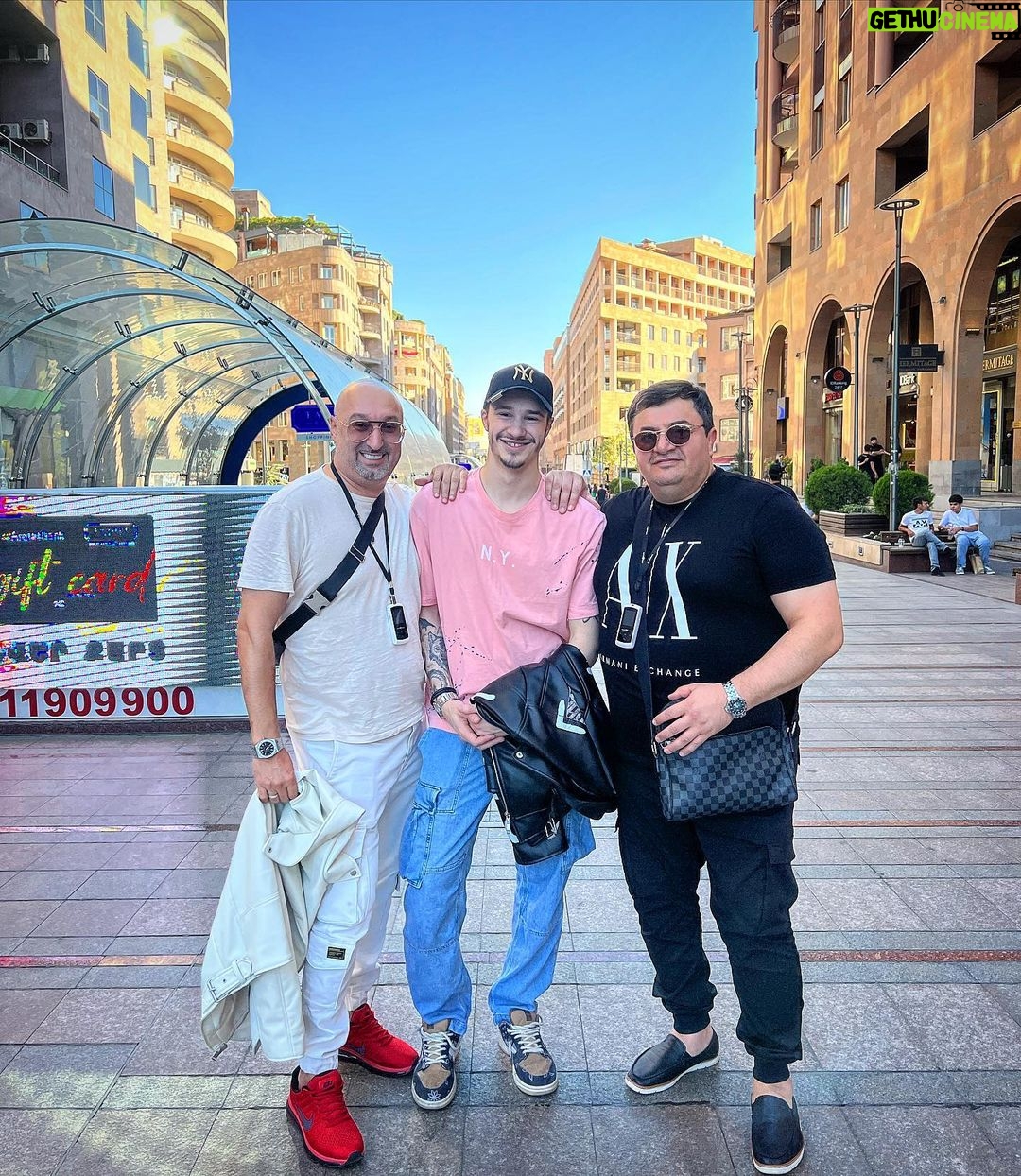 Aram Ananyan Instagram - В прекрасном месте с родными людьми ❤️ Наслаждайтесь каждой минутой своей жизни и никогда не ищите привлекательный внешний вид, потому что со временем он меняется. Не ищите идеальных людей, потому что их не существует. Прежде всего, ищите человека, который знает себе цену, ценит Вас и готов ради Вас на многое. Я живу по формуле 4-х видов Любви: 1. к Богу; 2. к жизни; 3. к семье; 4. к друзьям. - Бог, потому что это и есть сама жизнь. Бог нас всегда окружает теми людьми, с которыми нам необходимо исцелиться от своих недостатков. Бог смотрит не на ваши медали, степени и дипломы, а на Ваши шрамы. Где любовь, там и Бог!!! - Жизнь, потому что она очень коротка. Жизнь состоит не в том, чтобы найти себя. Жизнь состоит в том, чтобы создать себя. - Семья, потому что это твоя крепость и она уникальна. Семья - главное и ценное в жизни. Сначала та, в которой ты рождаешься, а затем та, которую создаешь сам. - Друзья, потому что они редкость. Истиной дружбой, могут быть связаны те люди, которые умеют прощают друг другу мелкие недостатки. Дружба как Брилиант. Встречается редко, стоит дорого и имеет очень много подделок. Настоящая дружба правдива и отважна. Близкие мне люди у меня в мыслях. Любимые - в сердце. Дорогие - в молитвах. А кому-то повезло трижды 🖤 Цените, то что имеете!!! Yerevan, Armenia